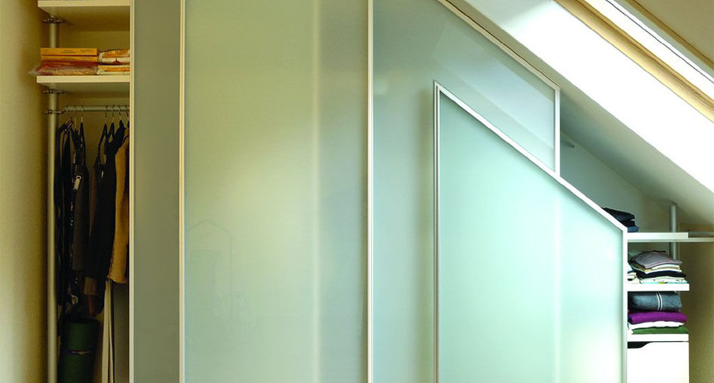 Kleiderschrank Dachschräge Eichenhaus Gleittüren Schiebetüren Aluminium Glas Gleittüren, Trennwände und Schrankmöbel von der Schreinerei WERNER AG im Eichenhaus Laufach