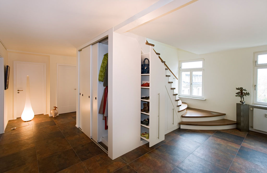 Garderobe unter Treppe Eichenhaus Gleittüren Schiebetüren Plane weiß Gleittüren, Trennwände und Schrankmöbel von der Schreinerei WERNER AG im Eichenhaus Laufach