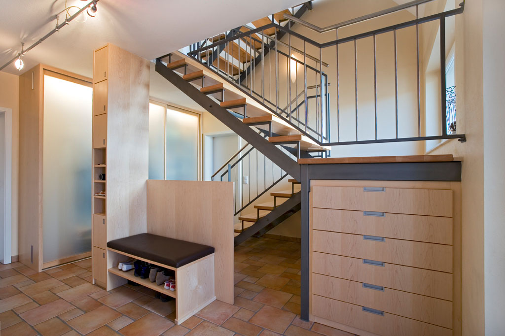 Garderobenschrank Holz Glas Flur Hauseingang Eichenhaus Gleittüren Gleittüren, Trennwände und Schrankmöbel von der Schreinerei WERNER AG im Eichenhaus Laufach