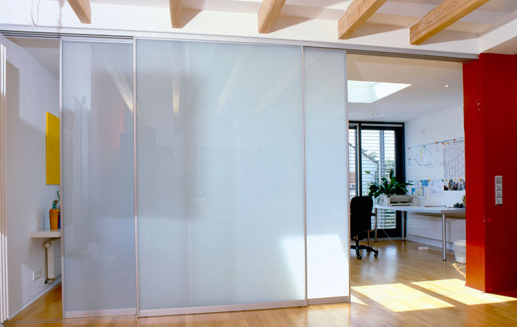 Raumteiler Arbeitszimmer Eichenhaus Gleittüren Schiebetüren Alu Glas  Gleittüren, Trennwände und Schrankmöbel von der Schreinerei WERNER AG im Eichenhaus Laufach