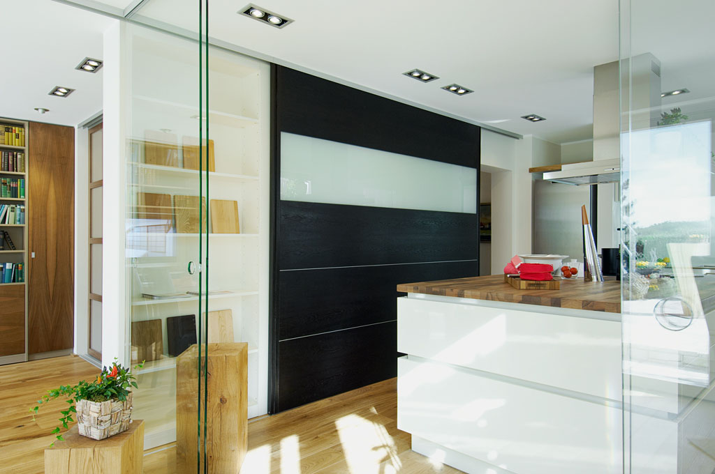 Gleitwand Holz Glas Alu Eichenhaus Gleittüren Schiebetüren Gleittüren, Trennwände und Schrankmöbel von der Schreinerei WERNER AG im Eichenhaus Laufach
